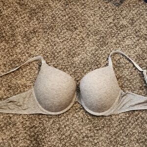 PINK Victoria's Secret Gray T-Shirt Bra with Seamless Design